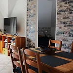 Nefelejcs Apartmanhaz * Денешдиаш