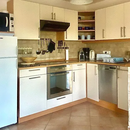 Nefelejcs Apartmanhaz * Денешдиаш